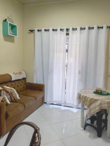 a living room with a couch and a table at Casa Ampla com Garagem Ar-condicionado no Centro in Ananindeua