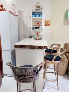 アナニンデウアにあるCasa Ampla com Garagem Ar-condicionado no Centroのキッチン(椅子2脚、冷蔵庫付きカウンター付)