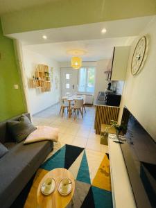 ein Wohnzimmer mit Sofa und Tisch in der Unterkunft Le Siesskass in Gunsbach