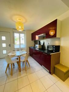 eine Küche mit Tisch und ein Esszimmer in der Unterkunft Le Siesskass in Gunsbach