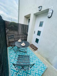 eine Terrasse mit Tisch und Stühlen auf einem Balkon in der Unterkunft Le Siesskass in Gunsbach + 17 Fotos