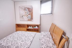 ヴォーンにあるSoho, Comfortable with Free Parking Spot on basementのテーブルと椅子付きの小さな部屋