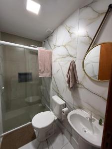 ein Badezimmer mit Toilette, Dusche und Waschbecken in der Unterkunft Pousada Vista da Serra, há 3min do Hospital Angelina Caron in Campina Grande do Sul