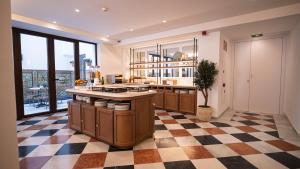 cocina grande con suelo a cuadros en Hotel Toruño del Rocío, en El Rocío