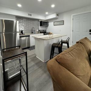 een woonkamer met een bank en een keuken bij 3BD DT Dallas l FIFA WORLD CUP READY l 5 Min from Love Field in Dallas +34 foto's