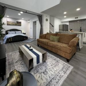 een woonkamer met een bank en een bed bij 3BD DT Dallas l FIFA WORLD CUP READY l 5 Min from Love Field in Dallas