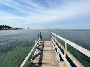 Knebelにある6 person holiday home in Knebelの水の桟橋 +24枚の写真