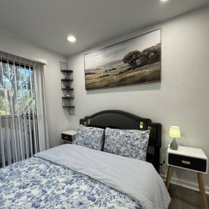 een slaapkamer met een bed en een schilderij aan de muur bij 3BD DT Dallas l FIFA WORLD CUP READY l 5 Min from Love Field in Dallas