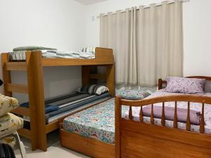 - une chambre avec deux lits superposés et un lit dans l'établissement Casa de praia em Cabo Frio, à Cabo Frio 10 autres photos