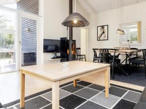 Un comedor y una sala de estar con una mesa. en Luxury Retreat Tranum Strand - By Traum Ferienwohnungen, en Brovst