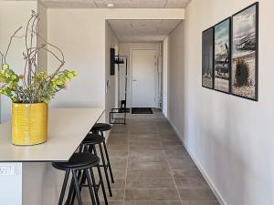 Un pasillo con barra y taburetes en una casa. en 8 person holiday home in Ringkøbing, en Ringkøbing 119 fotos más