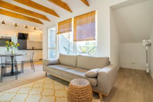 a living room with a couch and a table at 3-Zimmer-Wohnung in Hamburg am Flughafen in Hamburg