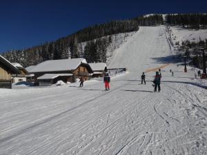 een groep mensen die skiën op een besneeuwde helling bij Almchalet am Katschberg in Katschberghöhe