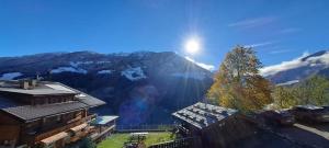 Blick auf einen Berg, der von der Sonne beschienen wird in der Unterkunft Naturchalet INSToul in Luttach