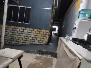 Habitación oscura con mesa y pared en Pousada vale das aguas, en Foz do Iguaçu