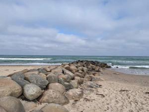 スケーエンにある6 person holiday home in Skagenの海辺の岩山