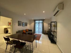 un salon avec un canapé, une table et des chaises dans l'établissement Prime Suites at Embassy Gardens, à Accra