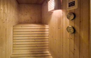 una sauna con 2 relojes en una pared de madera en Awesome Apartment In Trysil With Sauna, en Mælem
