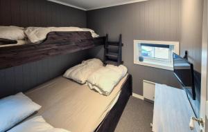 Dos literas en una habitación con ventana. en Awesome Apartment In Trysil With Sauna, en Mælem