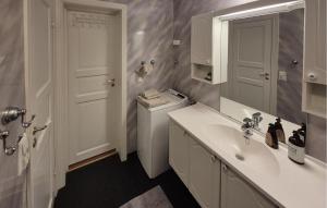 Un baño con lavabo y lavadora. en Awesome Apartment In Trysil With Sauna, en Mælem 5 fotos más
