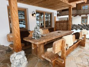 a dining room with a wooden table and chairs at Chalet Rustika in Goldanger