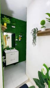 een badkamer met een wastafel en een spiegel met planten bij Modern Stay in Nouakchott