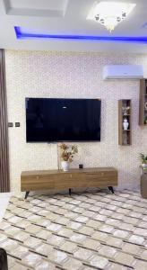 een woonkamer met een flatscreen-tv aan de muur bij Modern Stay in Nouakchott