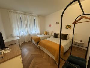 バーゼルにあるBaselStadtのベッド2台とテレビがあるホテルの部屋