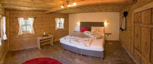 Ένα ή περισσότερα κρεβάτια σε δωμάτιο στο Bergchalet Heidialm