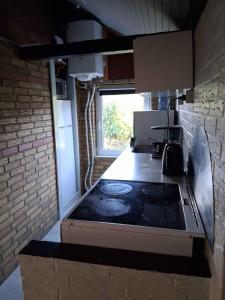 Kuchyň nebo kuchyňský kout v ubytování Lille Hus På Landet