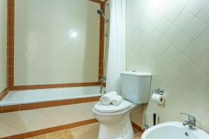 ein Badezimmer mit Toilette, Badewanne und Waschbecken in der Unterkunft Visconde Apartment in Ribeira Brava + 14 Fotos