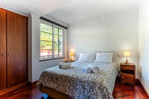 ein Schlafzimmer mit einem Bett mit zwei Handtüchern darauf in der Unterkunft Visconde Apartment in Ribeira Brava