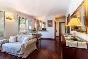 ein Wohnzimmer mit Sofa und Tisch in der Unterkunft Visconde Apartment in Ribeira Brava