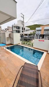 a swimming pool on the roof of a building at palmas beach in Governador Celso Ramos
