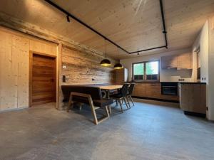 Kuchyň nebo kuchyňský kout v ubytování Lärchenchalet