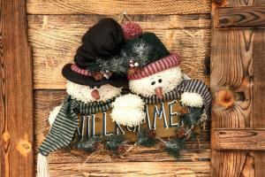 two teddy bears wearing hats on a wooden wall at Alpine-Lodges Matthias in Hintersauerwald
