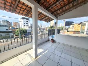 ein Balkon mit Blick auf die Stadt in der Unterkunft Casa Altos COP30, Next to the Hangar in Belém