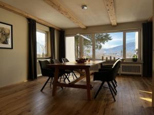 Alpenchalet Teisenberg في انزل: غرفة طعام مع طاولة وكراسي خشبية +18 صورة