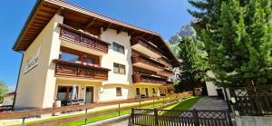 a building with balconies and a fence in front of it at Haus Daheim in Sankt Leonhard im Pitztal