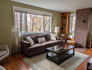 Posezení v ubytování Acadia Hiking Hideaway 1 dog ok sleeps 6 family