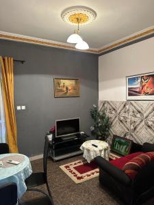 ein Wohnzimmer mit Sofa und Tisch in der Unterkunft Skyatlantic guesthoüse in Douala