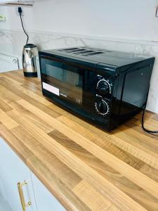 un horno tostador negro sentado en la parte superior de un mostrador en Walsall Comfort Home 3Bedroom Retreat Sleeps 6, en Bescot