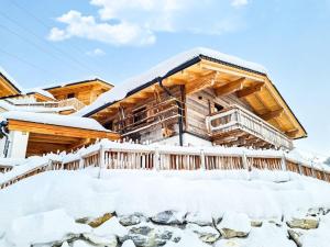 uma cabana de madeira na neve em AAF - Familien-Chalet Gipfelblick em Forstau