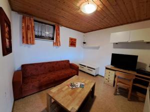 a living room with a couch and a table at Schlickhütte in Schied