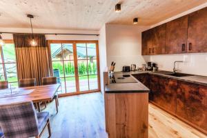 Η κουζίνα ή μικρή κουζίνα στο Bergseegut Chalets