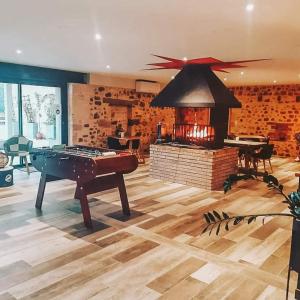 VillajouにあるBien être simpleのリビングルーム(ビリヤード台、暖炉付)
