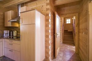 HäusernにあるAchenseer Hüttendörflの木造キャビン内のキッチン(冷蔵庫付)