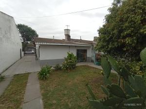 a backyard of a house with a garage at Casa En Necochea 6 personas in Necochea