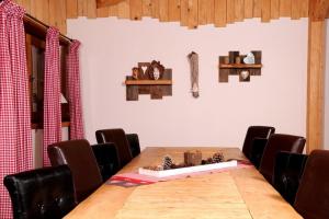 ein Konferenzraum mit einem Holztisch und Stühlen in der Unterkunft Almchalet Schneeberg in Mühlbach am Hochkönig