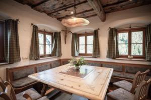 a dining room with a wooden table and chairs at Chalet Kleinbretteneben in Unterberg